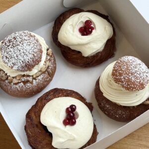 2 vastlakuklit + 2 vastlacroissanti jõhvikamoosiga