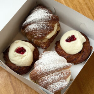 2 vastlacroissanti + 2 vastlacroissanti jõhvikamoosiga